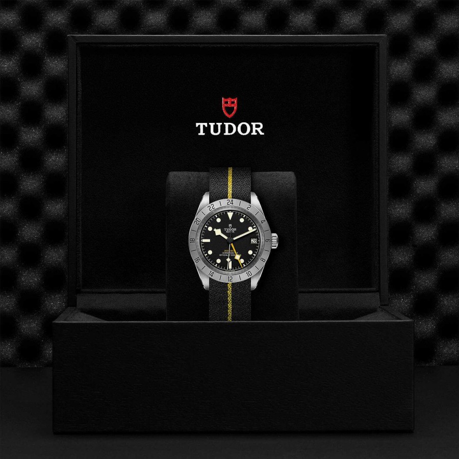 TUDOR Montre Tudor Black Bay Pro Bo Tier En Acier 39 Mm, Bracelet En Tissu Noir Avec Bande Jaune